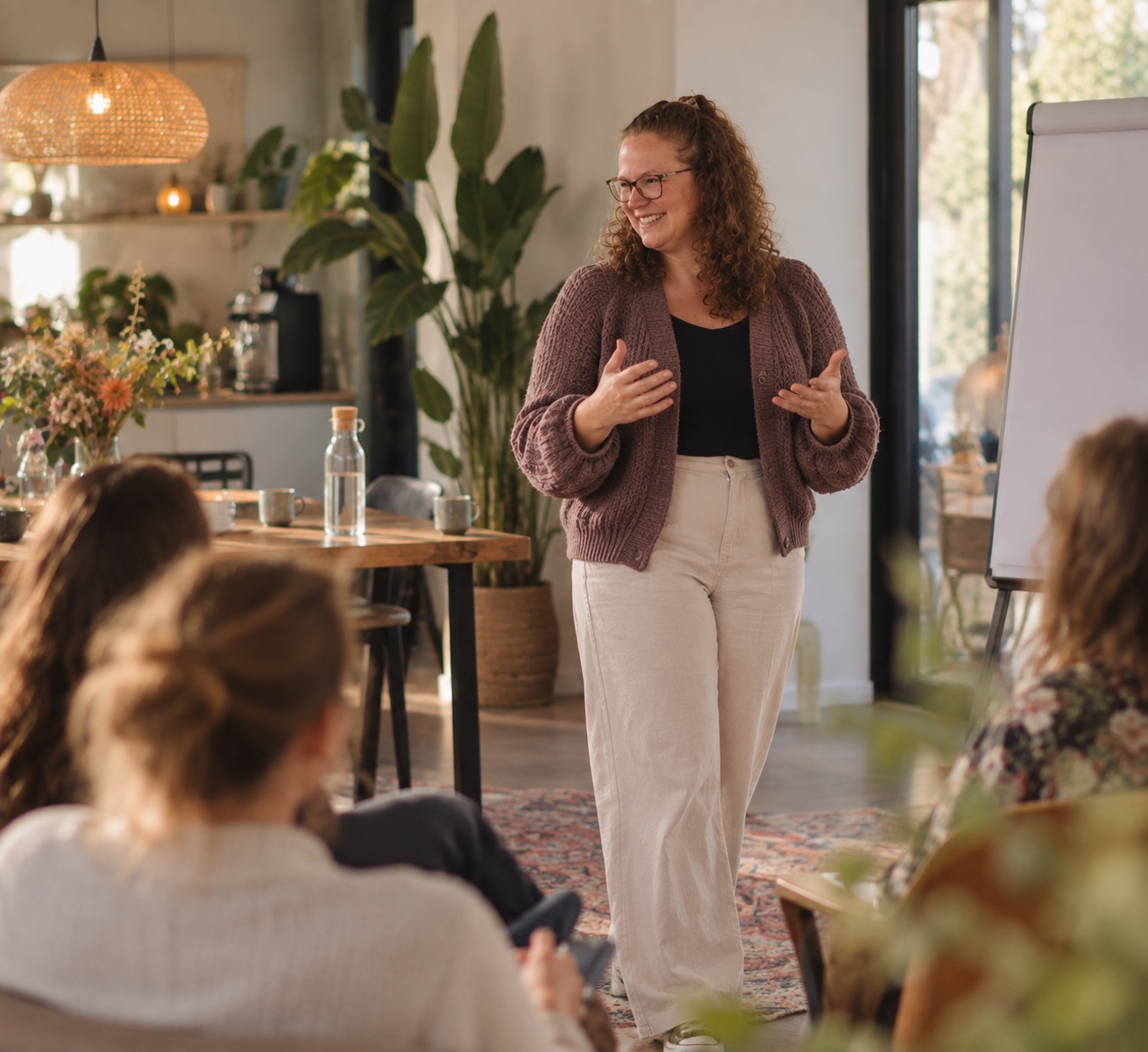 Trisha in gesprek met een kleine groep in een lichte ruimte